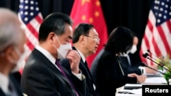 中共政治局委員楊潔篪（中）和中國外長王毅在阿拉斯加美中高層會談上。 （2021年3月18日）