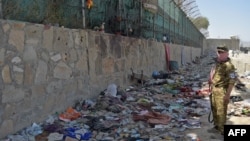 យុទ្ធជន​តាលីបង់​ម្នាក់កាល​ពី​ថ្ងៃ​ទី​២៧ ខែ​សីហា ឆ្នាំ​២០២១ ​យាម​នៅ​ទី​កន្លែង​​ក្បែរ​អាកាសយានដ្ឋាន​ក្រុង​កាប៊ុល ដែល​មាន​ការ​បំផ្ទុះ​គ្រាប់​បែក​អត្តឃាត​កាល​ពី​​មួយ​ថ្ងៃ​មុន​នោះ ហើយ​ដែល​បាន​សម្លាប់​ទាហាន​អាមេរិក​១៣​នាក់នោះ។