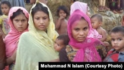 Wanawake wa Kihindu walioweza kukimbia vita huko Rakhine baada ya kuwasili Bangladesh Agosti 28, 2017. 
