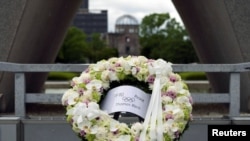El presidente del Comité Olímpico Internacional, Thomas Bach, colocó una ofrenda floral en el el Parque Conmemorativo de la Paz de Hiroshima el 16 de julio de 2021.