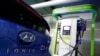Mobil listrik Hyundai Motor IONIQ terlihat di stasiun pengisian listrik di Seoul, Korea Selatan. (Foto: Reuters)
