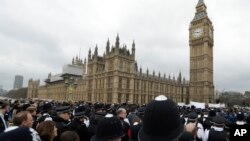 Des policiers réunis devant le Parlement à Londres, 29 mars 2017.