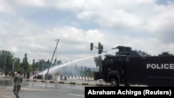 La police utilise des canons à eau pour disperser les manifestant qui protestent contre la brutalité policière, à Abuja, au Nigeria, le 11 octobre 2020. (Photo: REUTERS/Abraham Achirga)
