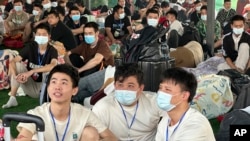 據信在緬甸東部妙瓦底區被販賣並被困在網路詐騙中心工作的中國人在被解救後（2025年2月17日）