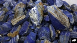 چارواکي وايي ددغه ولایت په کانونو کې د یاقوتو او زمرودو قیمتي کاڼي هم راوتلي دي