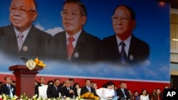 ថ្នាក់​ដឹកនាំ​គណបក្ស​ប្រជាជន​កម្ពុជា​ លោក ហេង សំរិន លោក ជា ស៊ីម លោក​នាយករដ្ឋមន្ត្រី ហ៊ុន សែន និង លោកស្រី ប៊ុន រ៉ានី ចូល​រួម​ក្នុង​ពិធី​បុណ្យ​ខួប​​លើក​ទី​៣៥ នៃ​ថ្ងៃ​៧មករា នៅ​កោះពេជ្រ​​​ក្នុង​ក្រុង​ភ្នំពេញ​កាល​ពី​ថ្ងៃ​ទី​៧​ខែ​មករា​ឆ្នាំ​២០១៤។