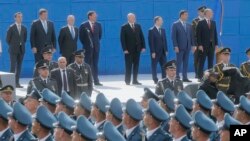 AQSh Mudofaa vaziri Jim Mattis Kiyevda Ukraina Mustaqilligi kuni munosabati bilan uyushtirilgan paradni tomosha qilmoqda, 24-avgust, 2017-yil