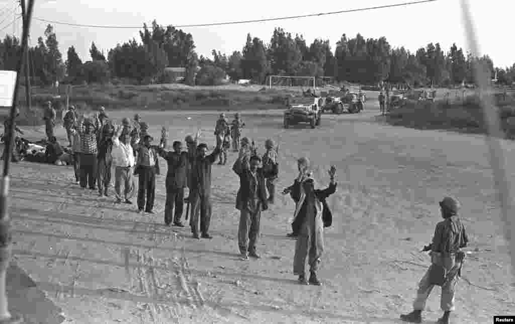 G'azoda asirga tushganlar. 1967-yilning 5-iyuni / Israeli soldiers stand guard over prisoners in Rafah in the southern Gaza Strip during the Middle East War, June 5, 1967.