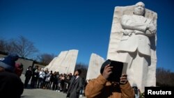 Archivo - Brandon Stanard, un estudiante de 24 años en Lincoln University, recita el discurso de Martin Luther King Jr., "I have a dream" en el monumento al líder de los derechos civiles en Washington, D.C. el 21 de enero de 2019.