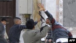 Suriyaning Hims shahrida armiya odamlarni otgan