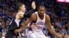 Kevin Durant, à droite, Oklahoma City, le 9 mars 2016.