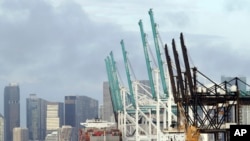 Archivo - Enormes grúas listas para descargar contenedores en el puerto de Miami. Los aranceles a la importación que Donald Trump ha fijado o amenaza con imponer podrían tener graves consecuencias para el comercio mundial.