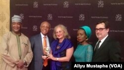 Mzalishaji Mwandamizi wa Habari VOA Beth Mendelson (Kati) na Kutoka kushoto Mhariri Mtendaji wa idhaa ya VOA Hausa, Aliyu Mustapha, Mkurugenzi wa Idara ya Africa, Negussie Mengesha, Mpiga picha Fati Abubakar and Mhariri wa Habari za Uchunguzi VOA,Tom Detzel.
