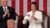 La présidente de la Chambre des représentants, la démocrate Nancy Pelosi déchire une copie du discours du président Donald Trump après son discours sur l'état de l'Union lors d'une session conjointe du Congrès américain dans la chambre du Capitole à Washington, le 4 février 2020.