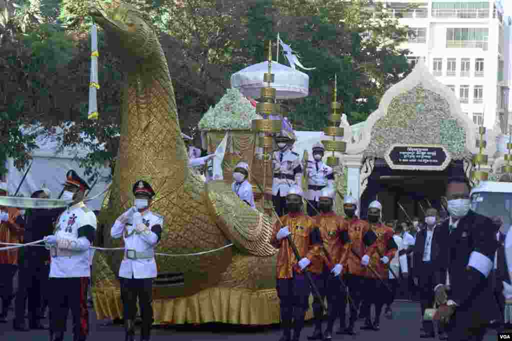 ពិធី​ដង្ហែ​​ព្រះ​សព​របស់​សម្តេច​ក្រុម​ព្រះ​នរោត្តម​ រណឫទ្ធិ​ ចេញ​ពី​ព្រះដំណាក់​ ទៅ​កាន់​វាល​ព្រះមេរុ ​មុខ​វត្តបុទមវតី​ រាជធានី​ភ្នំពេញ​ ថ្ងៃទី៨​ ខែធ្នូ​ ឆ្នាំ​២០២១។ (ហ៊ាន សុជាតា/វីអូអេ)
