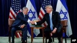 Prezident Donald Tramp (o'ngda) Isroil Bosh vaziri Benyamin Netanyaxu bilan