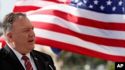 រដ្ឋមន្ត្រីការបរទេសសហរដ្ឋអាមេរិកលោក Mike Pompeo ថ្លែងនៅក្នុងសន្និសីទសារព័ត៌មានរួមមួយជាមួយនាយករដ្ឋមន្ត្រីក្រូអាស៊ី Andrej Plenkovic នៅទីក្រុង Dubrovnik ប្រទេសក្រូអាស៊ី កាលពីថ្ងៃទី២ ខែតុលា ឆ្នាំ២០២០។