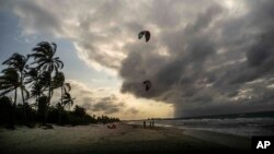 ARCHIVO - Personas disfrutan de un día de playa sin otros turistas en medio de la pandemia de coronavirus, en Varadero, Cuba, el jueves 4 de marzo de 2021.