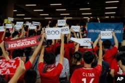 资料照：香港球迷在香港队对阵伊朗队的世界杯资格赛期间演奏中国国歌时发出嘘声。（2019年9月10日）