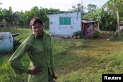 El trabajador agrícola Onelvis Despaigne, de 36 años, habla con Reuters cerca de una base militar cubana cerca de Bejucal, Cuba, el 12 de junio de 2023. REUTERS/Dave Sherwood