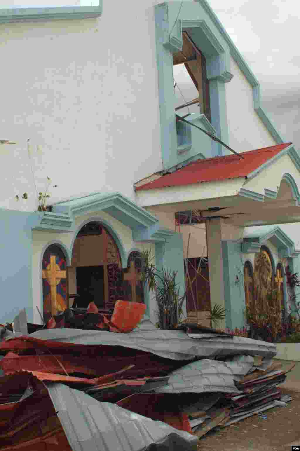San Marco Church in Ormoc suffered extensive damage to its rectory, Philippines, Nov. 17, 2013. (Steve Herman/VOA)