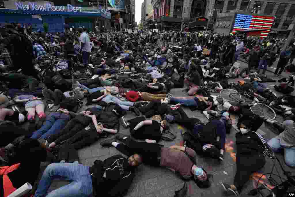 Manifestantes yacen en el suelo con las manos a la espalda en un llamado a la justicia para George Floyd en Times Square, N.Y. el 1 de junio de 2020, durante una protesta de "Black Lives Matter".