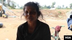 អ្នកស្រី ជា ឈត អាយុ៥៤ឆ្នាំ កសិកររស់នៅក្នុងឃុំអន្លង់វិល ខេត្តពោធិ៍សាត់ ថ្លែងប្រាប់ VOA កាលពីថ្ងៃទី៨ ខែវិច្ឆិកា ឆ្នាំ២០២០។ (ស៊ុន ណារិន/វីអូអេ)