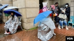 多名民主党支持者连日冒雨及寒冷天气下，在西九龙裁判法院外露宿，轮候法庭旁听席，希望向11月20日亲自出庭作供的壹传媒创始人黎智英表达支持。 (美国之音照片)