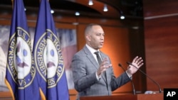 Лідер демократів у Палаті Представників, Гакім Джеффріс спілкується із журналістами під час прес-конференції у четвер, 16-го травня, 2024 р.