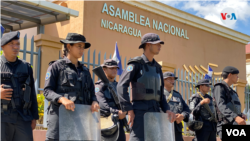 ARCHIVO - Policías antimotines resguardan la sede de la Asamblea Nacional de Nicaragua en 2021. [Foto: Houston Castillo, VOA]