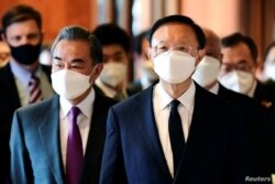Yang Jiechi, a la derecha, director de la Oficina de la Comisión Central de Relaciones Exteriores de China, y el ministro de Relaciones Exteriores de China, Wang Yi, llegan para una reunión con sus homólogos estadounidenses en Alaska.