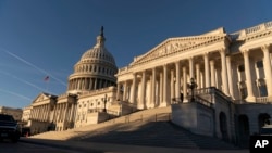 Gedung Capitol Amerika Serikat di Washington, D.C, saat matahari terbit, Rabu, 13 November 2024. (Jose Luis Magana/AP). 