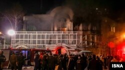 حمله به سفارت عربستان در تهران منجر به به آتش سوزی در این ساختمان شد.