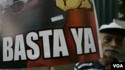 Manifestante durante una demostración contra la violencia en Caracas.