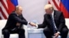 Les présidents russe Vladimir Poutine (g) et américain Donald Trump, le 7 juillet 2017 à Hambourg, lors du sommet du G20 ( AFP/Archives / SAUL LOEB )