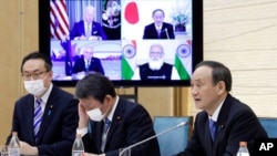 Premijer Japana Jošide Suga govori tokom virtualnog sastanka lidera Australije, Indije, Japana u SAD, grupe poznate kao "Kvad" (četvoka), u svojom kabinetu u Tokiju, Japan, 12. marta 2021.