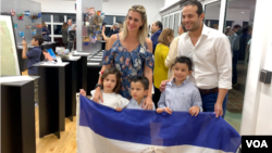 El público asistió expectante a la exposición y venta de obras de arte en Miami por refugiados nicaragüenses. [Foto: Alonso Castillo/VOA].