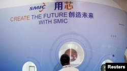 资料照片：中芯国际在上海举办的中国国际半导体博览会上的展台。(2020年10月14日)