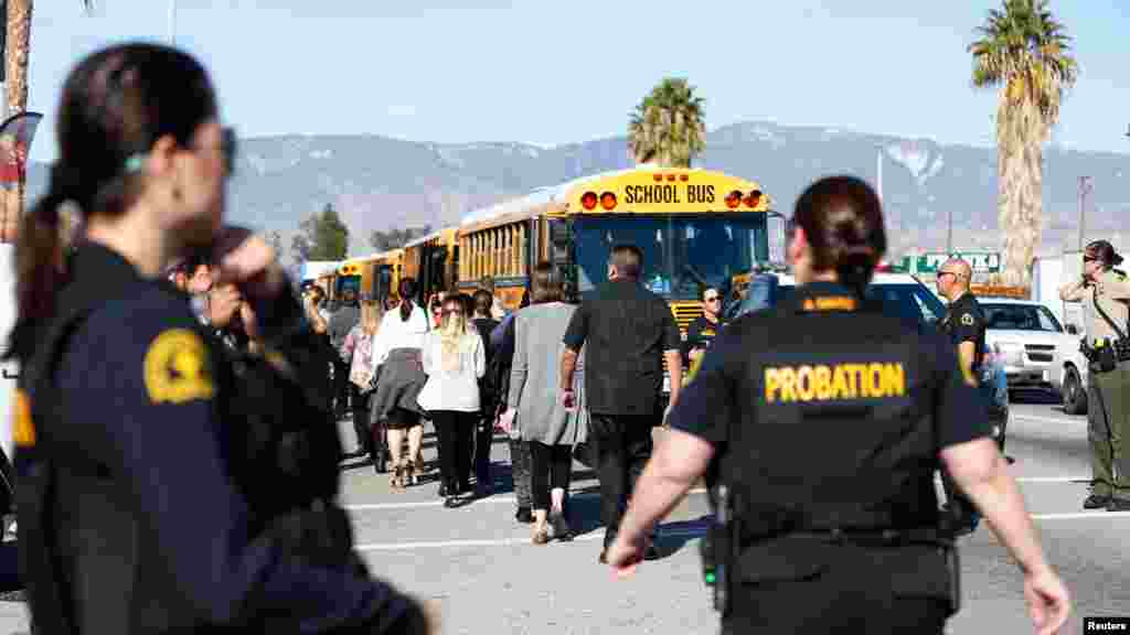 'Yan Sanda Na Kwashe Mutane Daga Inda Aka Yi Harbi &nbsp;