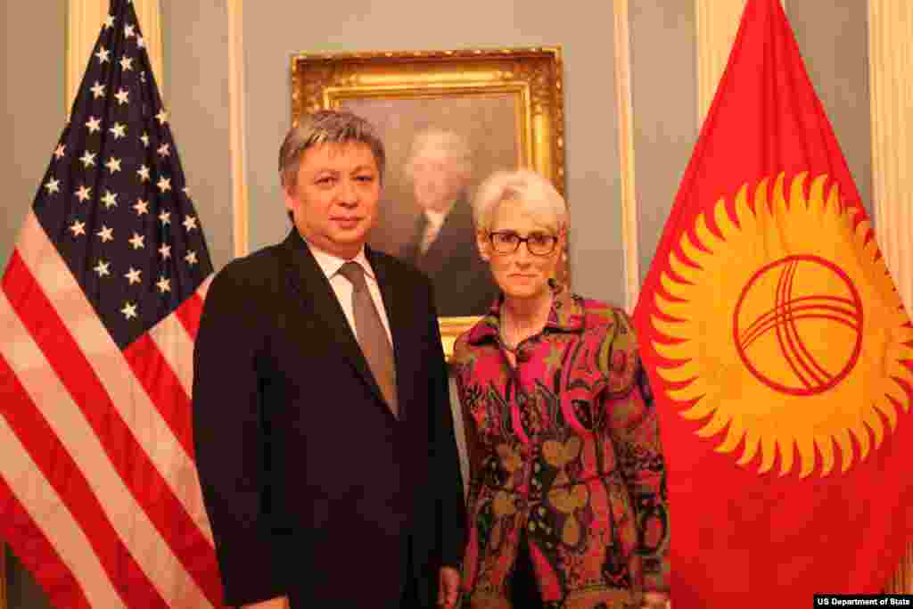 Qirg'ziston Tashqi ishlar vaziri Erlan Abdildayev AQSh Davlat kotibining siyosiy masalalar bo'yicha muovini Vendi Sherman bilan, Davlat departamenti, Vashington, 9-aprel, 2015