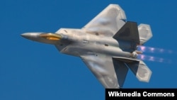 Los F-22 Raptor furtivos, que transportan misiles aire-aire y también pueden realizar misiones de ataque terrestre.