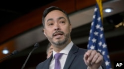 ARCHIVO - El representante Joaquin Castro, demócrata por Texas, habla sobre las órdenes ejecutivas del presidente Donald Trump en materia de inmigración; en el Capitolio en Washington el jueves 23 de enero de 2025. 