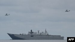 (FILES)2023年8月25日，在菲律賓三描禮士省聖安東尼奧鎮海軍基地舉行的澳大利亞和菲律賓軍隊聯合演習中，美國海軍陸戰隊 V-22 魚鷹飛機懸停在澳大利亞「坎培拉」號上空。