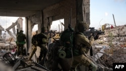 Esta imagen publicada por el ejército israelí el 14 de mayo de 2024 muestra a soldados israelíes durante operaciones militares en la Franja de Gaza, en medio del conflicto en curso entre Israel y el grupo militante palestino Hamás.