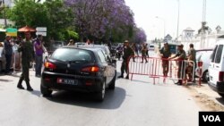 Security tightens outside a military barracks in Tunis after a soldier opened fire on his fellow troops, May 26, 2015. (M. Krit/VOA). 