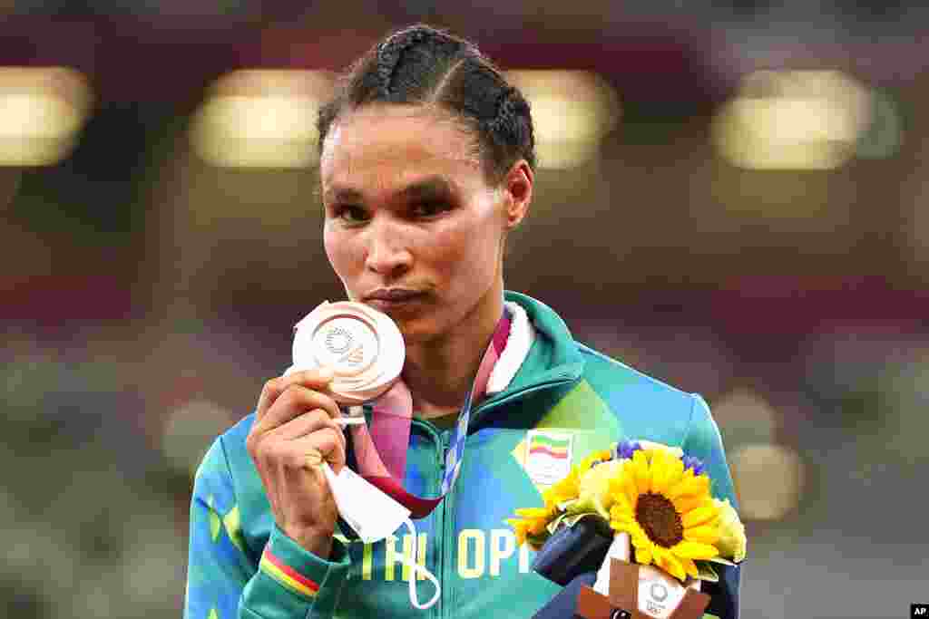 Medalha de bronze, Letesenbet Gidey, da Etiópia, na cerimónia de medalhas dos 10 mil metros femininos. 7 de Agosto, 2021, Tóquio. (AP Photo/Martin Meissner)