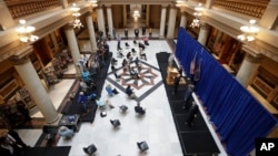 El gobernador de Indiana, Eric Holcomb, dijo durante la conferencia de prensa con los presidentes estatales republicanos y demócratas que las elecciones primarias de Indiana se llevarán a cabo el 2 de junio debido a la preocupación por la pandemia de coronavirus.