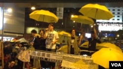 藝人何韻詩(左二)2014年在金鐘佔領運動大台上