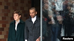 El futbolista brasileño Dani Alves sale de la prisión Brians 2 junto con su abogada Ines Guardiola, mientras apela su condena por violación, el 25 de marzo de 2024 