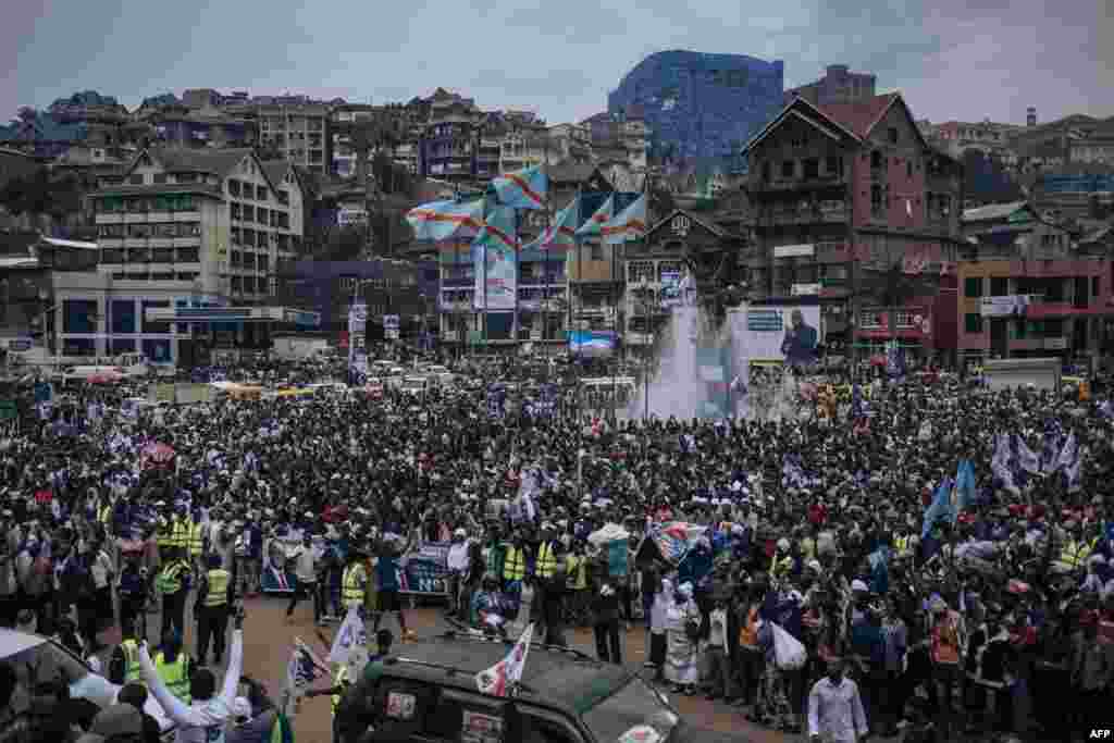 Wafuasi wa Dk Denis Mukwege mgombea kiti cha rais cha Jamhuri ya kidemokrasia ya Kongo wamekusanyika kwenye uwanja wa Bukavu Kivu ya Kusini.